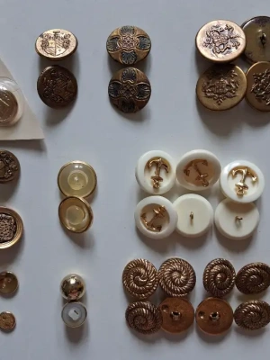 Lot de boutons anciens dorés — image 1