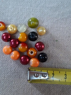 Lot 17 perles en verre couleurs variées — image 2
