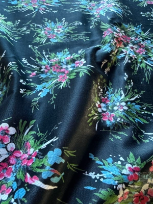 Tissu satiné imprimé fleuri — image 2