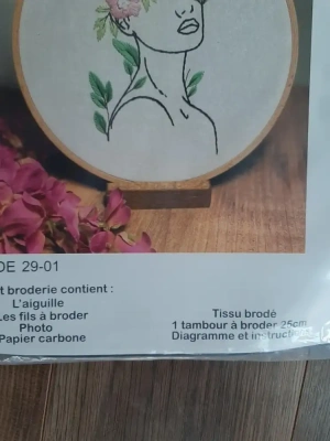 Kit broderie sur cadre femme et fleurs — image 4