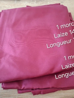 2 grands coupons de doublure polyester bordeaux — image 1