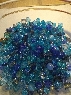100 g de perles en verre bleues mélangées — image 3
