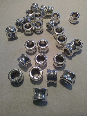 15 breloques tube serré en métal argenté — image 1