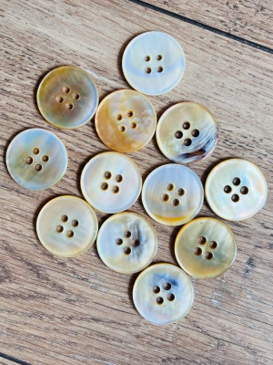Lot 12 boutons nacrés neufs — image 1