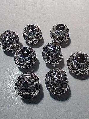 2  breloques orientales en métal argenté — image 1