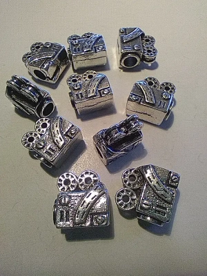 4 breloques caméra en métal argenté — image 1
