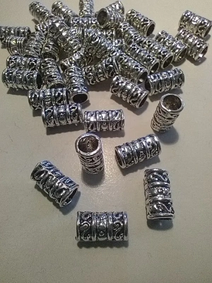 10 breloques tube decoré en métal argenté — image 1