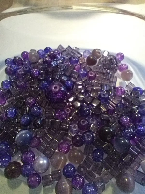 60 g de perles en verre violettes mélangées — image 2