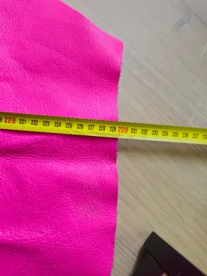 Peau de cuir de vache rose fuchsia – 230 × 77 cm – Couture & maroquinerie — image 8