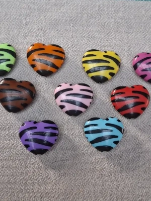 Lot 9 perles zébrées plastique — image 1