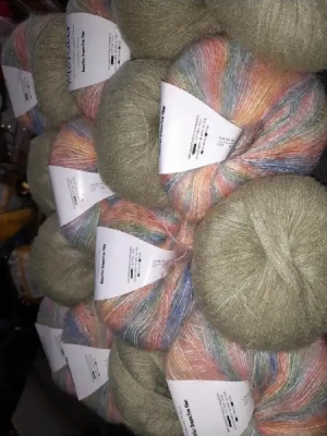 Lot 16 pelotes mélangées kaki et arc-en-ciel — image 1