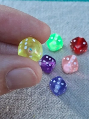 Lot 7 perles en plastique forme dés couleurs assorties — image 3