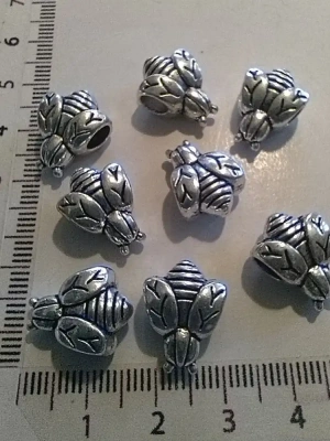 5 breloques abeille en métal argenté — image 2