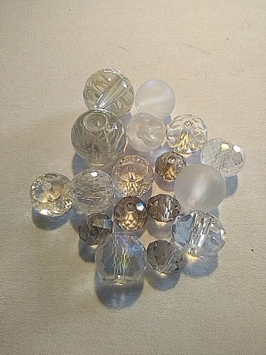 100 g de perles en verre blanches mélangées — image 3