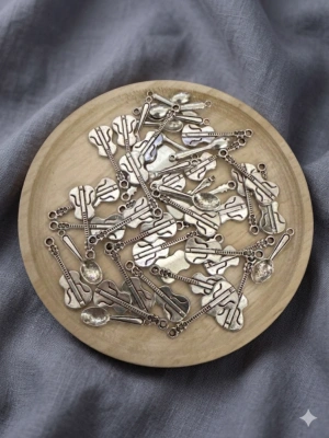Lot de 30 breloques guitares argentées — image 2