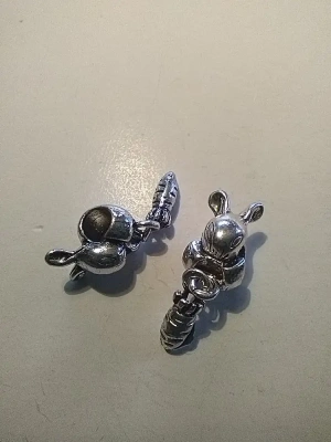 3 breloques lapin en métal argenté — image 1