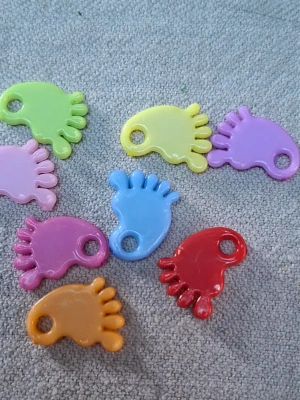Lot 8 breloques plastique forme pieds couleurs assorties — image 1
