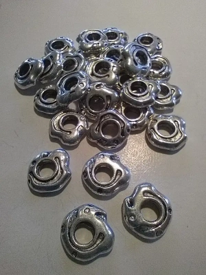 10 breloques cercle design en métal argenté — image 1