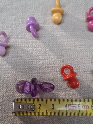 Lot 9 breloques tétines couleurs et tailles variées — image 4