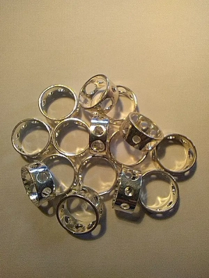 8 jolies perles anneaux en métal argenté — image 1