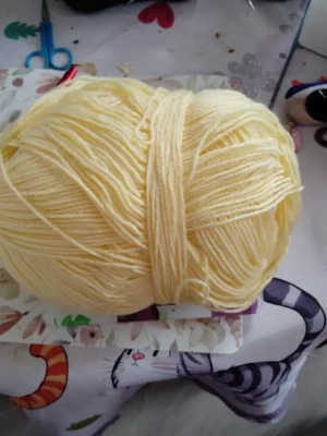 Grosse pelote laine jaune — image 1