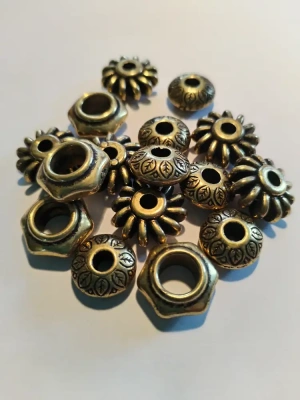 15 jolies perles dorées en plastique — image 1