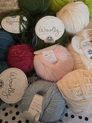 Lot de pelotes de laine 11 et + large