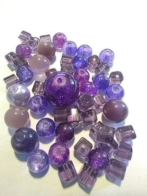 60 g de perles en verre violettes mélangées — image 1