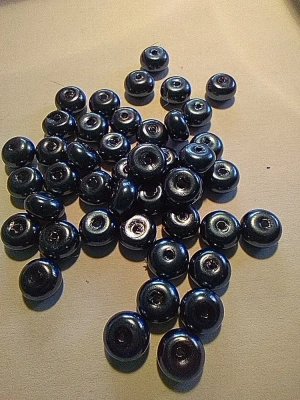 50 g de perles en verre bleu nuit — image 1