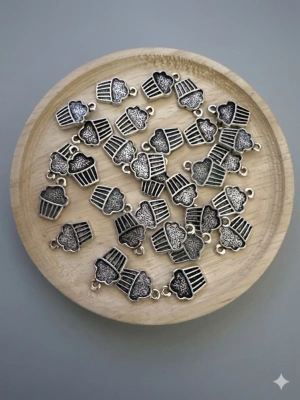 Lot de 30 breloques cupcake argentées — image 1