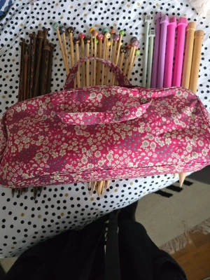 Sac à aiguiller avec 11 paires aiguilles bois de rose+11 paires d'aiguilles boucles décorées +3 paires pour grosses laines mini