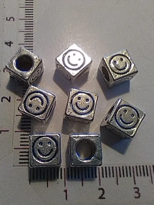 6 breloques smiley cube en métal argenté — image 2