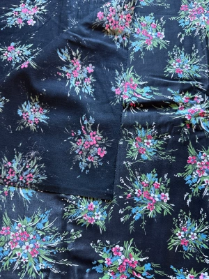 Tissu satiné imprimé fleuri — image 4
