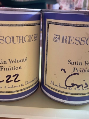 Peinture marque Ressource violette et sa sous couche grise — image 1