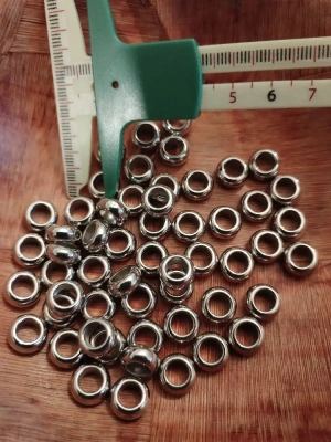 Lot de 50 perles anneaux argentées en plastique — image 1