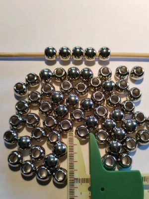 60 perles argentées en plastique — image 1