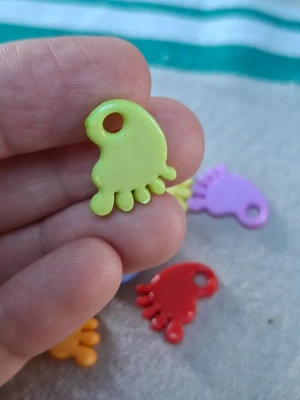 Lot 8 breloques plastique forme pieds couleurs assorties — image 2