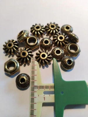 15 jolies perles dorées en plastique — image 2