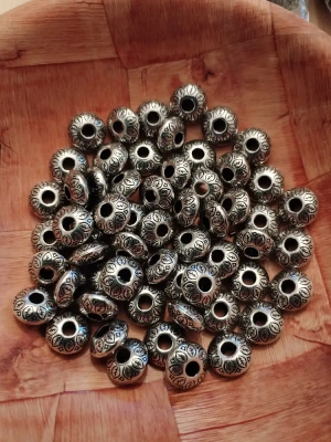 Lot de 25 jolies perles argentées en plastique — image 1