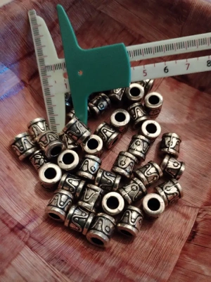 Lot de 30 jolies perles dorées en plastique — image 1