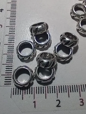 10 breloques anneau strié en métal argenté — image 2