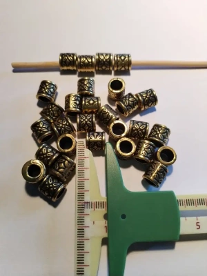 25 jolies perles dorées en plastique — image 2