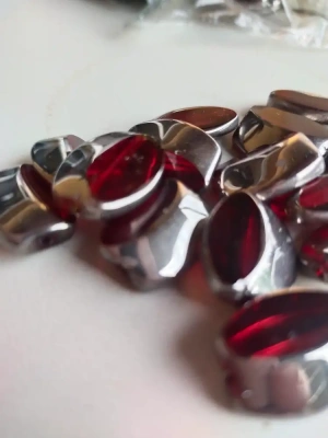 Lot de 15 perles en verre et metal rouge — image 1