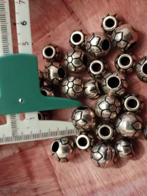Lot de 25 jolies perles doées en plastique — image 1