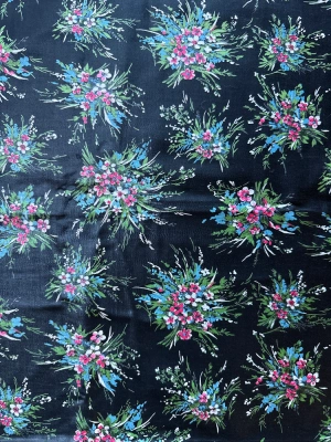 Tissu satiné imprimé fleuri — image 3