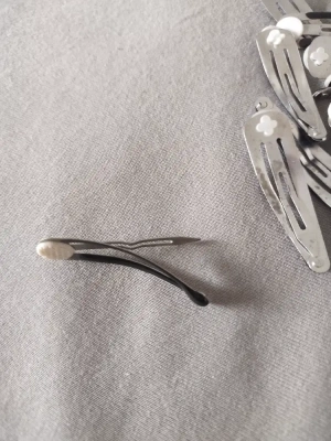 Lot de 50 barrettes clip recouverte de noir — image 1