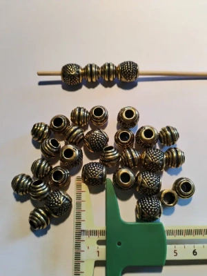 30 jolies perles dorées en plastique — image 1