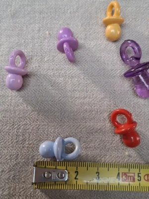 Lot 9 breloques tétines couleurs et tailles variées — image 3