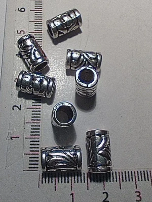 10 breloques tube éthnique en métal argenté — image 4