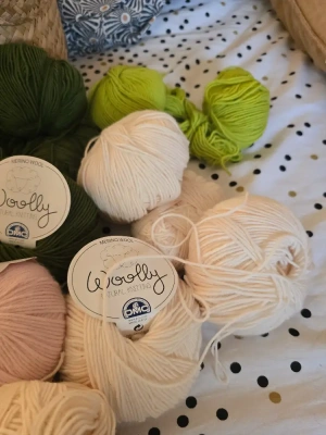 Lot de pelotes de laine 11 et + large